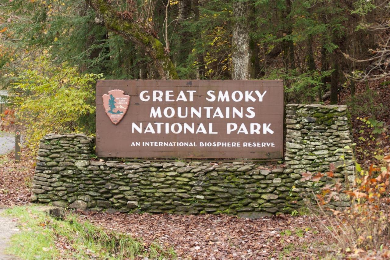 Moonshine Chalet, Hot Tub, Pool Access, Wifi, 1089 Free Tickets Each Paid Day, Dollywood And More Gatlinburg Zewnętrze zdjęcie