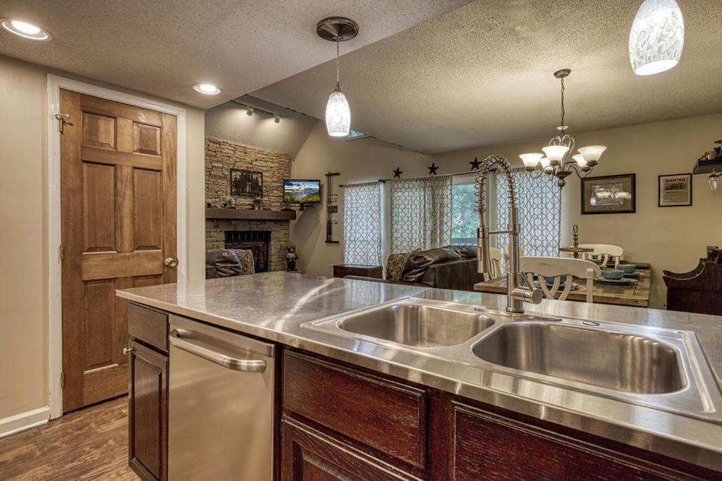 Moonshine Chalet, Hot Tub, Pool Access, Wifi, 1089 Free Tickets Each Paid Day, Dollywood And More Gatlinburg Zewnętrze zdjęcie