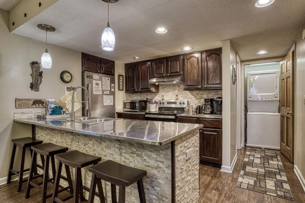 Moonshine Chalet, Hot Tub, Pool Access, Wifi, 1089 Free Tickets Each Paid Day, Dollywood And More Gatlinburg Zewnętrze zdjęcie