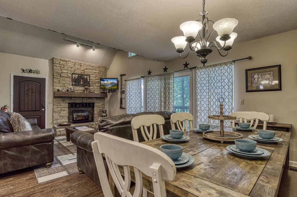 Moonshine Chalet, Hot Tub, Pool Access, Wifi, 1089 Free Tickets Each Paid Day, Dollywood And More Gatlinburg Zewnętrze zdjęcie
