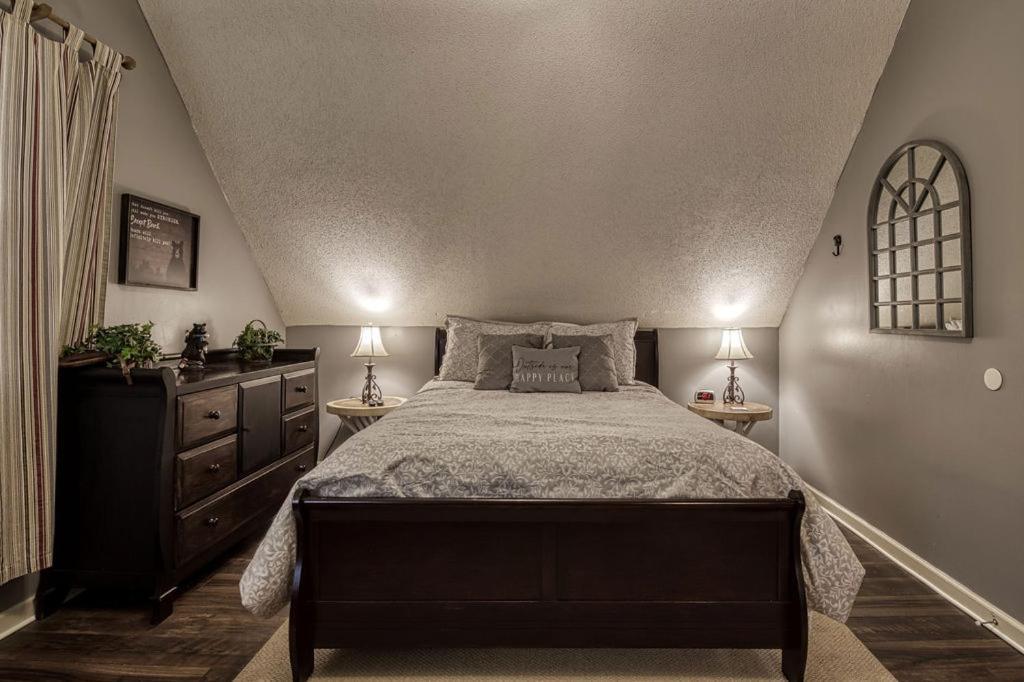 Moonshine Chalet, Hot Tub, Pool Access, Wifi, 1089 Free Tickets Each Paid Day, Dollywood And More Gatlinburg Zewnętrze zdjęcie