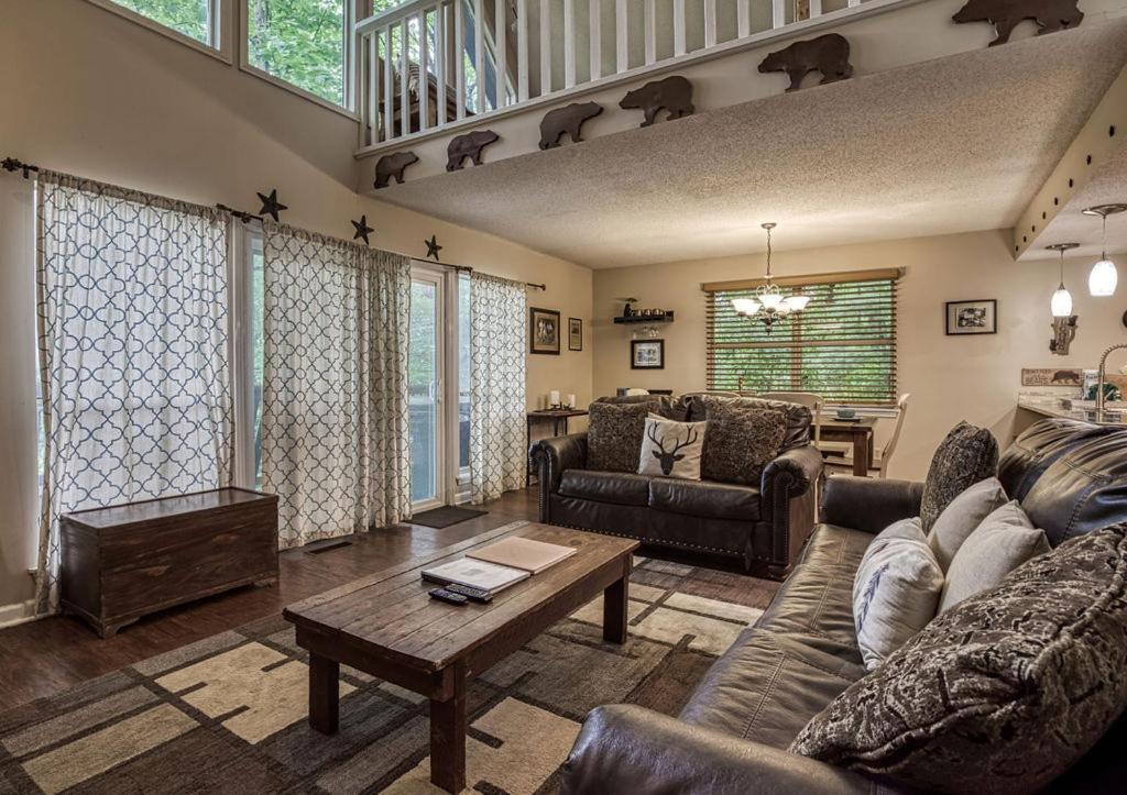 Moonshine Chalet, Hot Tub, Pool Access, Wifi, 1089 Free Tickets Each Paid Day, Dollywood And More Gatlinburg Zewnętrze zdjęcie