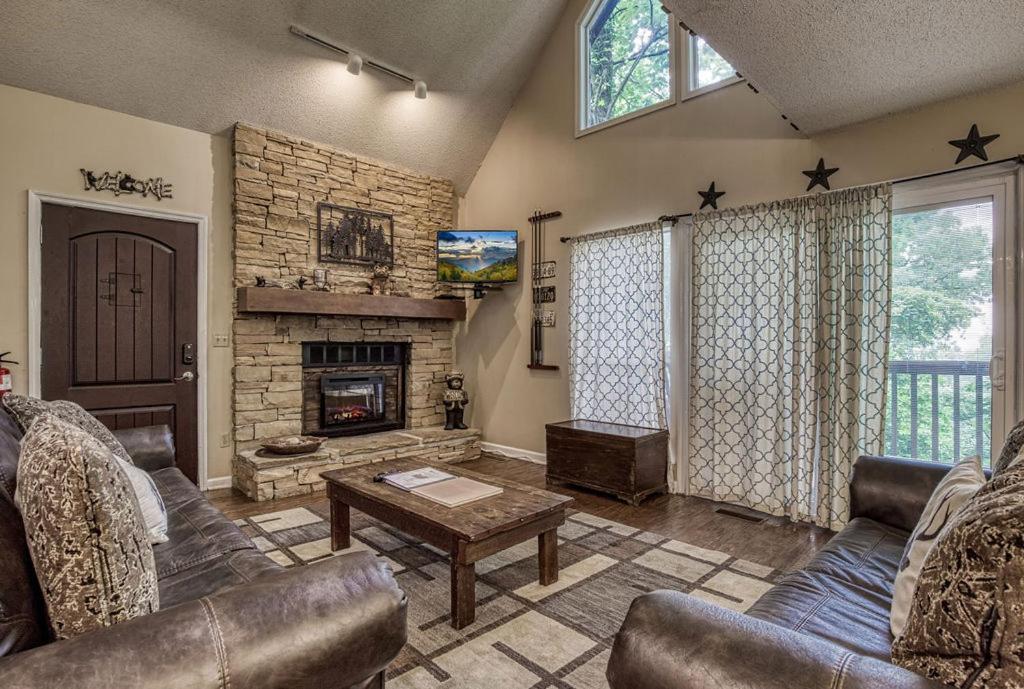 Moonshine Chalet, Hot Tub, Pool Access, Wifi, 1089 Free Tickets Each Paid Day, Dollywood And More Gatlinburg Zewnętrze zdjęcie