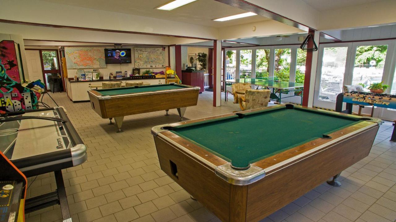 Moonshine Chalet, Hot Tub, Pool Access, Wifi, 1089 Free Tickets Each Paid Day, Dollywood And More Gatlinburg Zewnętrze zdjęcie