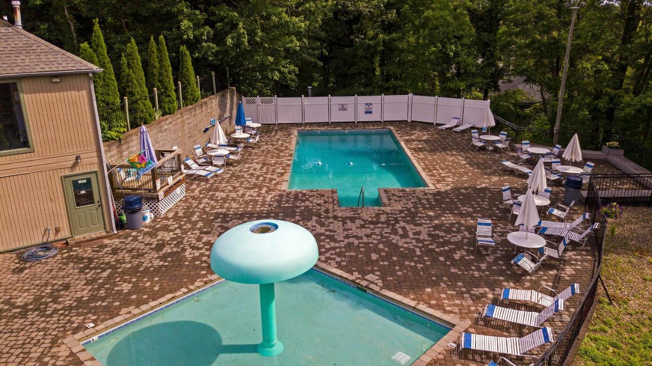 Moonshine Chalet, Hot Tub, Pool Access, Wifi, 1089 Free Tickets Each Paid Day, Dollywood And More Gatlinburg Zewnętrze zdjęcie